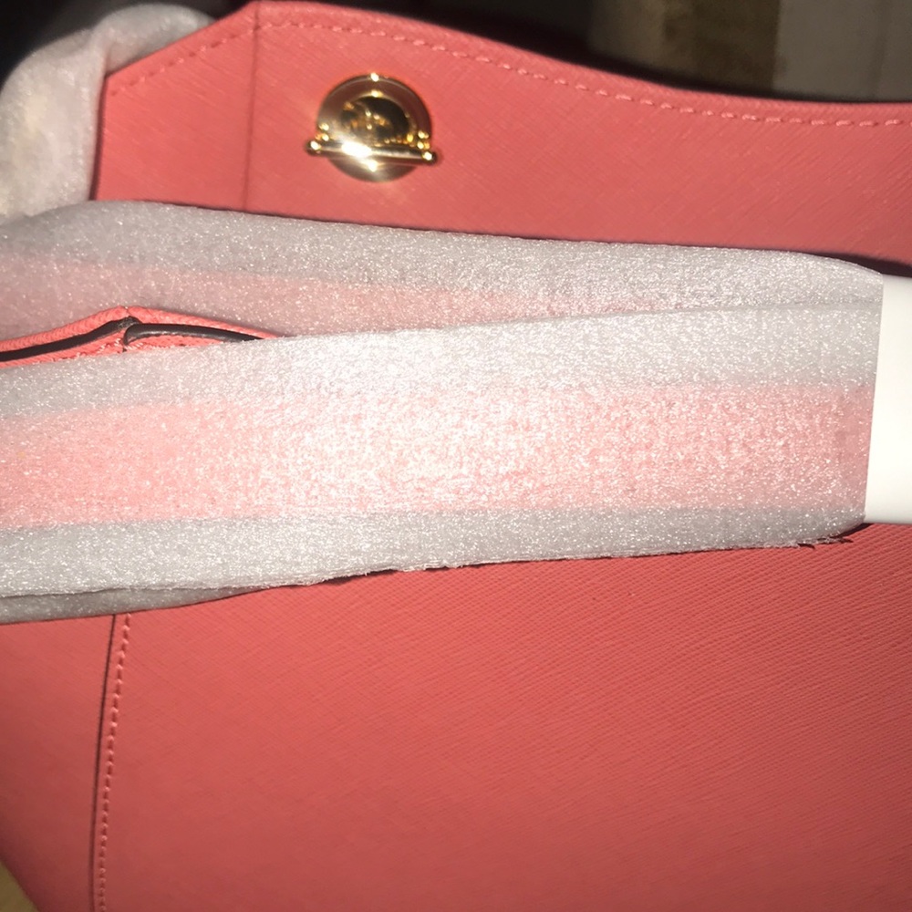 Michael Kors Jet Set Tote - Picture 7 of 7